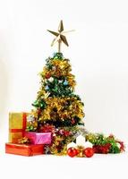 decoração de árvore de natal colorida e caixa de presente em fundo branco foto