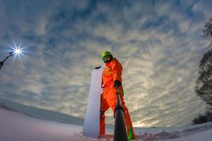 snowboarder com a prancha de snowboard fazendo uma selfie foto