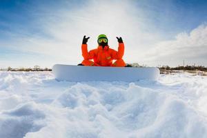 snowboarder posando na pista de esqui foto