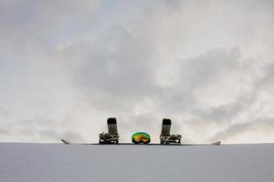 textura em pó e equipamentos para snowboard ao pôr do sol foto