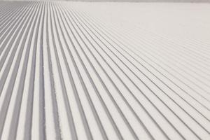 textura de neve limpa em uma pista de esqui vazia foto