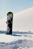 snowboard e googles de esqui na neve perto da pista de freeride foto