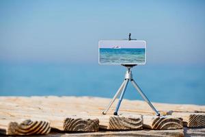 smartphone no tripé fazendo foto e vídeo da paisagem do mar