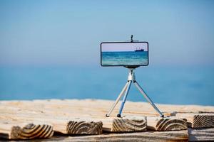 smartphone no tripé fazendo foto e vídeo da paisagem do mar
