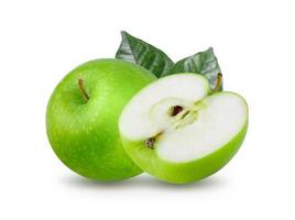 maçã verde madura com folha isolada no fundo branco