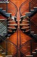 escadas simétricas e parede de tijolos foto