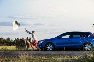 jovem mulher perdida perdendo um mapa por causa do vento foto