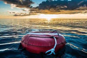 bóia vermelha para mergulho livre flutuando no oceano. foto