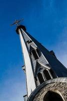 torre da igreja e céu foto