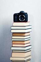câmera em uma pilha alta de livros foto