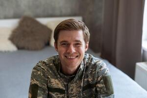 retrato do caucasiano soldado dentro uniforme sorridente foto