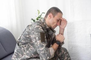 nervoso masculino militares sofrimento depressão, sentado sozinho às lar, ptsd conceito foto