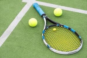 quadra de tênis com bola e raquete foto