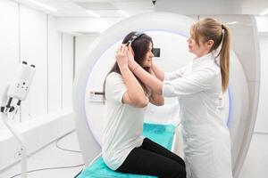 médico ct ou mri Varredura com uma paciente dentro a moderno hospital laboratório. interior do radiografia departamento. tecnologicamente avançado equipamento dentro branco sala. magnético ressonância diagnóstico máquina foto