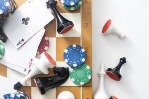 de madeira jogo de damas, xadrez peças, jogando cartões, borda jogos em uma luz mesa fechar acima. foto