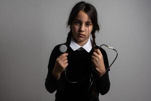 uma menina com tranças dentro uma gótico estilo em uma Sombrio fundo com estetoscópio. foto