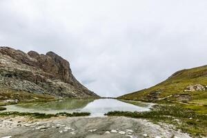 panorama da camada de nuvens do topo da montanha sobre os Alpes suíços foto