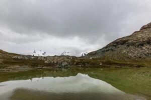 panorama da camada de nuvens do topo da montanha sobre os Alpes suíços foto