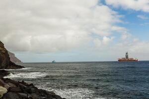 óleo plataforma e petroleiro dentro a mar foto