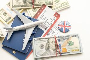 avião e dinheiro. avião em a fundo do EUA dólares. a custo do viagem, ar bilhetes e voos, financeiro despesas para período de férias. foto