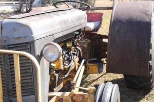 trator com equipamento sentado dentro uma Prado. foto