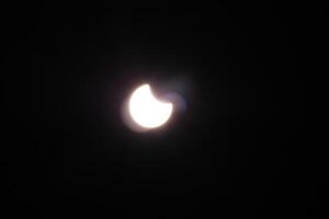 parcial solar eclipse dentro Pensacola florida em Outubro Dia 17 2023 usando uma canhão rebelde ts Sombrio lente foto