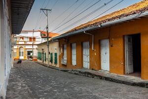 lindo Antiguidade ruas do a herança Cidade do honda localizado dentro a departamento do tolima dentro Colômbia foto