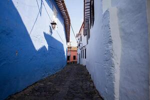 famoso histórico rua do armadilhas localizado dentro a histórico Centro do a herança Cidade do honda dentro a departamento do tolima dentro Colômbia foto