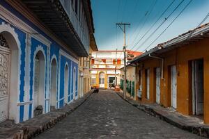 lindo Antiguidade ruas do a herança Cidade do honda localizado dentro a departamento do tolima dentro Colômbia foto