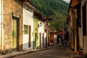 lindo Antiguidade ruas do a herança Cidade do honda localizado dentro a departamento do tolima dentro Colômbia foto