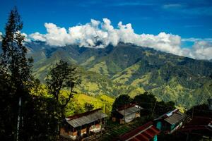 a surpreendente paisagens do a central gamas em a subida para a Alto do cartas entre a cidades do Fresno e manizales dentro Colômbia foto