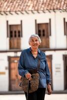 Senior mulher turista às a lindo herança Cidade do salamina dentro a departamento do Caldas dentro Colômbia foto