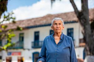 Senior mulher turista às a lindo herança Cidade do salamina dentro a departamento do Caldas dentro Colômbia foto