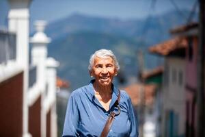 Senior mulher turista às a lindo herança Cidade do salamina dentro a departamento do Caldas dentro Colômbia foto