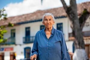 Senior mulher turista às a lindo herança Cidade do salamina dentro a departamento do Caldas dentro Colômbia foto