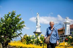 Senior mulher turista às a lindo herança Cidade do salamina dentro a departamento do Caldas dentro Colômbia foto