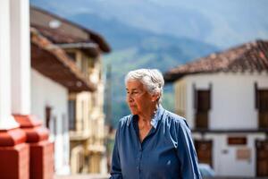 Senior mulher turista às a lindo herança Cidade do salamina dentro a departamento do Caldas dentro Colômbia foto