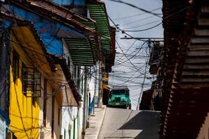 tradicional yipao às a herança Cidade do salamina localizado às a Caldas departamento dentro Colômbia. enredar do público Serviços cabos. foto