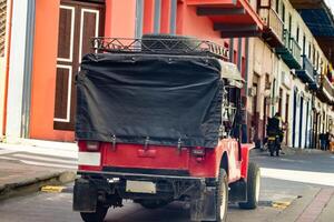 tradicional yipao às uma lindo rua do a herança Cidade do salamina localizado às a Caldas departamento dentro Colômbia. foto