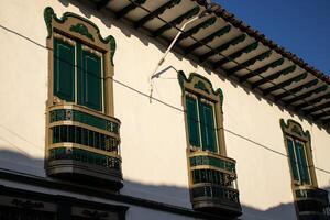 lindo fachada do a casas às a histórico centro da cidade do a herança Cidade do salamina localizado às a Caldas departamento dentro Colômbia. foto