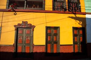 lindo fachada do a casas às a histórico centro da cidade do a herança Cidade do salamina localizado às a Caldas departamento dentro Colômbia. foto