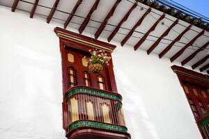 lindo fachada do a casas às a histórico centro da cidade do a herança Cidade do salamina localizado às a Caldas departamento dentro Colômbia. foto