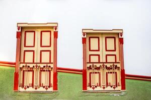 lindo fachada do a casas às a histórico centro da cidade do a herança Cidade do salamina localizado às a Caldas departamento dentro Colômbia. foto