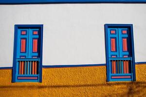 lindo fachada do a casas às a histórico centro da cidade do a herança Cidade do salamina localizado às a Caldas departamento dentro Colômbia. foto