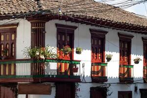 lindo fachada do a casas às a histórico centro da cidade do a herança Cidade do salamina localizado às a Caldas departamento dentro Colômbia. foto