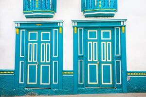 lindo fachada do a casas às a histórico centro da cidade do a herança Cidade do salamina localizado às a Caldas departamento dentro Colômbia. foto