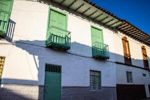 lindo fachada do a casas às a histórico centro da cidade do a herança Cidade do salamina localizado às a Caldas departamento dentro Colômbia. foto