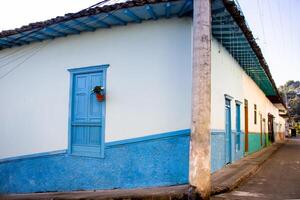 lindo fachada do a casas às a histórico centro da cidade do a herança Cidade do salamina localizado às a Caldas departamento dentro Colômbia. foto