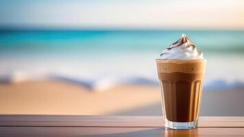 ai gerado vidro do frio gelado café coquetel em de praia Barra contador, azul céu, branco oceânico areia, luz borrado fundo, seletivo foco, cópia de espaço foto