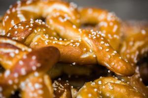 close up de pretzels frescos foto